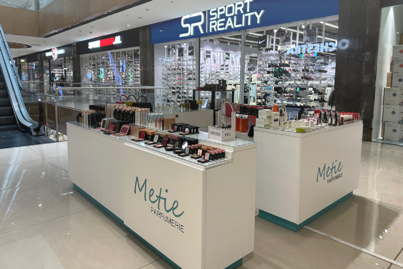 Canta elegante, canta pink, canta fashion, aksesore grash, dizajn minimalist, detaj metalik, canta me doreze, look urban, Mia make-up, 4ever foundation, produkte grimi, Metie Parfumerie.